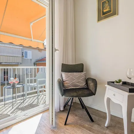 In Old Town By Belmont Realty Couette-café