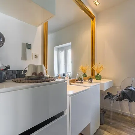 In Old Town By Belmont Realty Couette-café