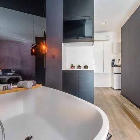 In Old Town By Belmont Realty Couette-café 4*