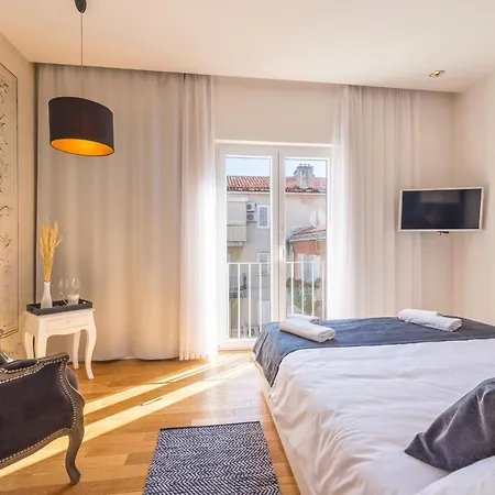 In Old Town By Belmont Realty 4*