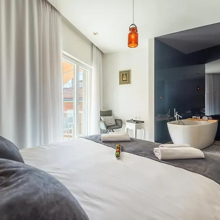 In Old Town By Belmont Realty 住宿加早餐酒店 4*