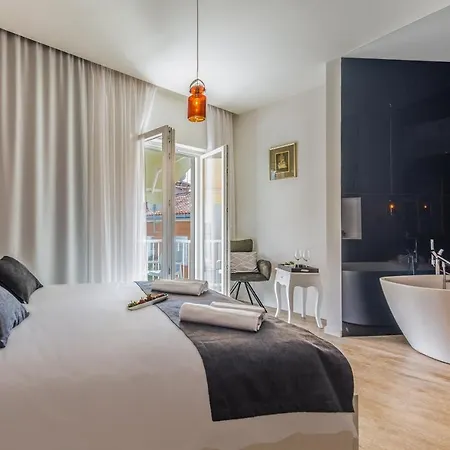 In Old Town By Belmont Realty Couette-café Zadar