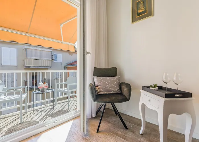 In Old Town By Belmont Realty Couette-café