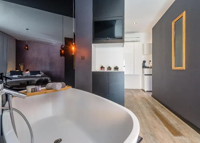 In Old Town By Belmont Realty Couette-café 4*