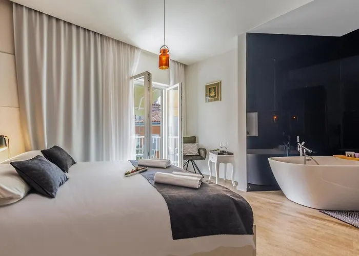 In Old Town By Belmont Realty Couette-café Zadar